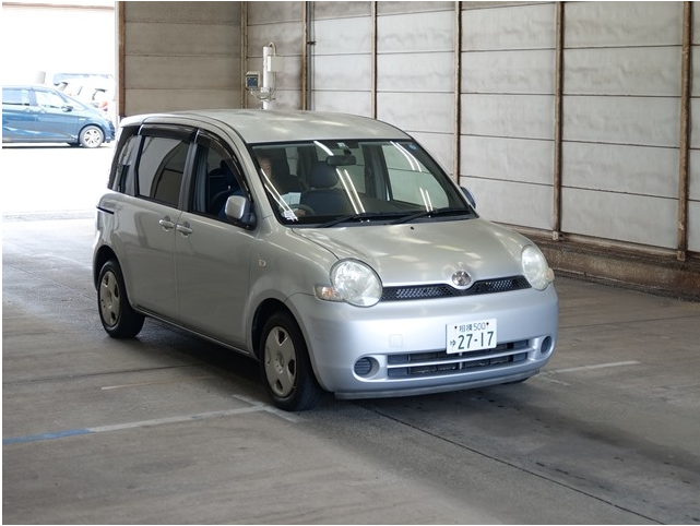 Toyota Sienta 2004 Silver