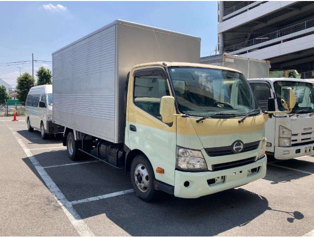 Hino Dutro 2012 Yellow