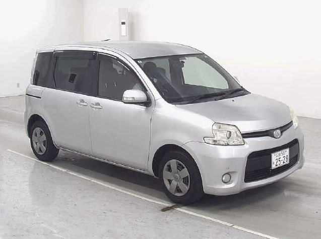 Toyota Sienta 2011 Silver