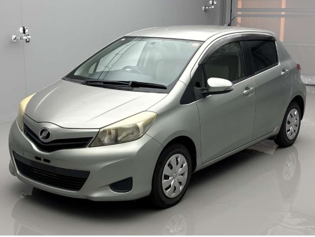Toyota Vitz 2011 Silver